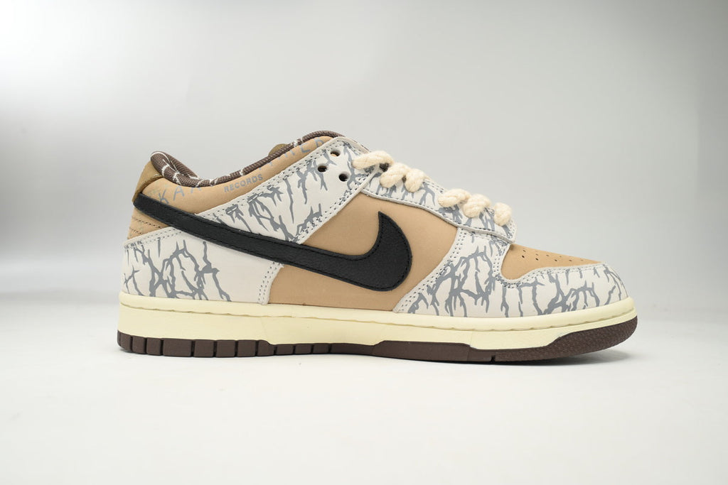 Travis Scott x Nike SB Dunk Grey White Cashew Fruit CT5053-010